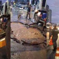 Rompimento de adutora cria cratera na rua Brusque