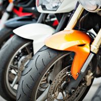 Venda de motos novas cresce no semestre e modelos elétricos têm alta de 52%