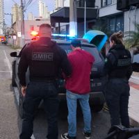 Homem é preso após agredir companheira e tentar fugir em Balneário Camboriú