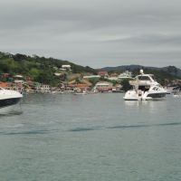 Lancha pega fogo com pai e filha a bordo