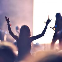 Risadas, músicas e festivais comandam a programação do finde