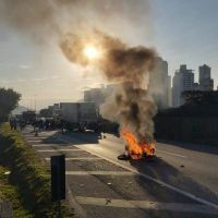 Moto explode e bloqueia a BR 101 em Balneário Camboriú