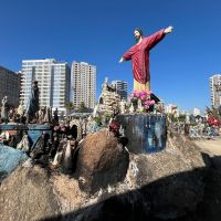 Imagens religiosas devem ser retiradas da orla de Meia Praia até agosto