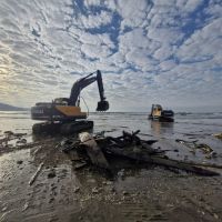 Barco de pesca encalhado no Gravatá é resgatado após oito meses