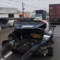 Caminhão dá freada na Antônio Heil e três carros batem atrás