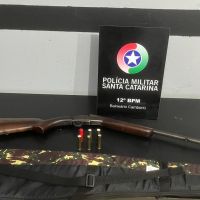 PM de folga flagra homem armado em trilha de Taquaras