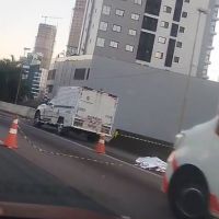 Motociclista bate em carro parado, cai e morre atropelado na BR 101