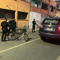 Menino de 14 anos é flagrado com crack no meio da rua