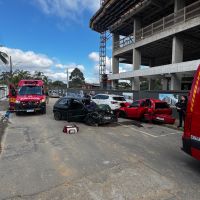 Carro perde controle e acerta três veículos estacionados em Balneário Camboriú