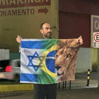Meia dúzia de manifestantes faz ato com buzinaço na sinaleira da Havan