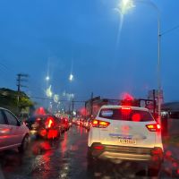 Sextou com chuva e trânsito fluindo