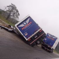 Carreta tomba e interdita BR 101 em Itajaí