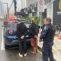 Mulher é presa após jogar drogas no chão