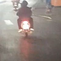 Passageiro é flagrado sem capacete pelas ruas de Itajaí