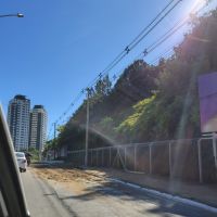 Queda de barro de caçamba interdita pista da Osvaldo Reis