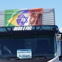 Caminhão da prefeitura exibe bandeira de Israel