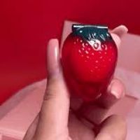 Avon relança batom Moranguinho surfando na trend do Morango do Amor