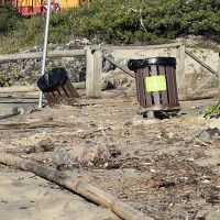 Maré alta traz lixo para as praias de Itajaí