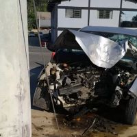 Motorista morre ao bater em poste na Ivo Silveira