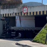 Caminhão carregado com cerâmica entala no túnel dos bombeiros