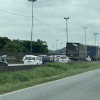 Acidentes interditam BR 101 nos dois sentidos