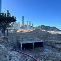 Maré alta invade obra de drenagem e abre buraco na Atlântica