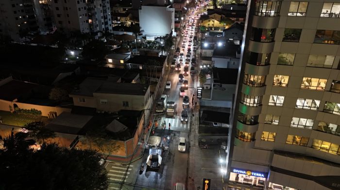 Obras seguem na avenida Marcos Konder e em outras ruas da cidade (Foto: Felipe Trojan)