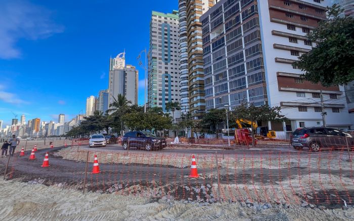 Carros devem andar na faixa de areia pelos próximos 15 dias (Foto: Divulgação/PMBC)
