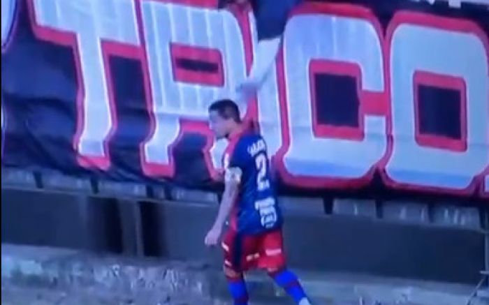 Agressão foi flagrada na transmissão ao vivo do jogo no YouTube (Reprodução/Metrópoles)