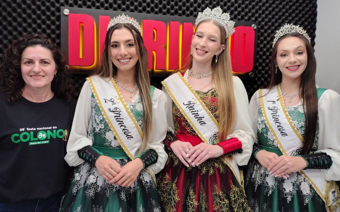 Secretária, rainha e princesas divulgam o evento em Itajaí (Foto: Fran Marcon)