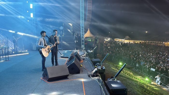 Dupla sertaneja começou show com o hit Domingo de Manhã (Foto: Divulgação PMI)