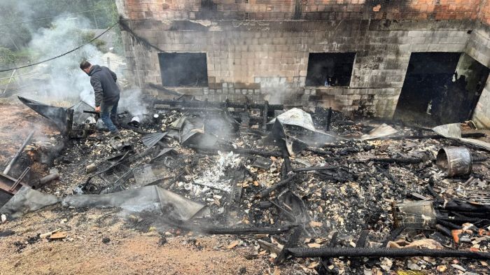 Vaquinha arrecada recursos para finalizar construção de casa de alvenaria parada há anos por falta de dinheiro (Fotos: Karolyne Pereira/Divulgação DIARINHO