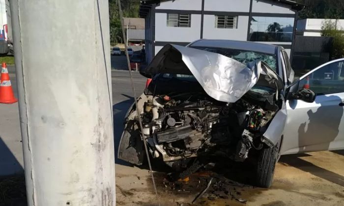 HB20 ficou irreconhecível (Foto: Divulgação/CBMSC)