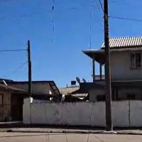 Moradora denuncia fios jogados no meio da rua em Itajaí