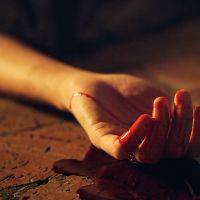 Mulher de 23 anos é morta com tiro no peito dentro de casa