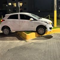 Motorista bêbado bate em canteiro e é preso em Camboriú