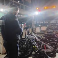Ciclistas dando grau têm bicicletas apreendidas na Estrada da Rainha