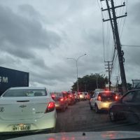 Trânsito lento na Reinaldo e obras na BR 101 na manhã de terça-feira