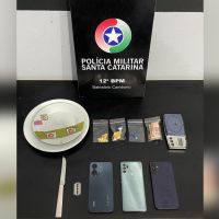 ROCAM prende dupla por venda de crack em Camboriú