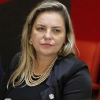 Prefeita que derrotou Aquiles da Costa na presidência da Fecam é investigada por corrupção
