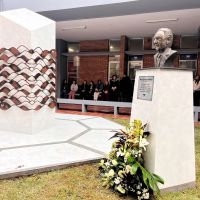 Univali eterniza história do professor Edison Villela com busto e escultura dos 60 anos
