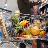 Cesta básica fica mais barata em Itajaí, com queda de 3%