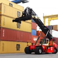 Porto de Navegantes tem a primeira empilhadeira elétrica do Brasil Investimento foi de R$ 3,8 milhões