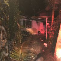 Bombeiros apagam incêndio em casa abandonada em Camboriú