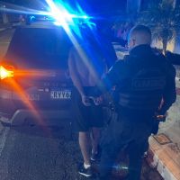Doidão arremessa garrafa contra guarda municipal