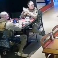 Cliente engasga com comida e é salvo por PM