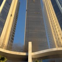 Incêndio destrói carro de luxo no Ibiza Tower; duas pessoas foram resgatadas