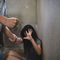 Homem agride e ameaça esposa no São João