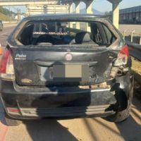 Motociclista bate na traseira de carro por causa de congestionamento