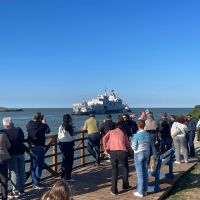 Teste com fragata no rio Itajaí-açu vira atração turística